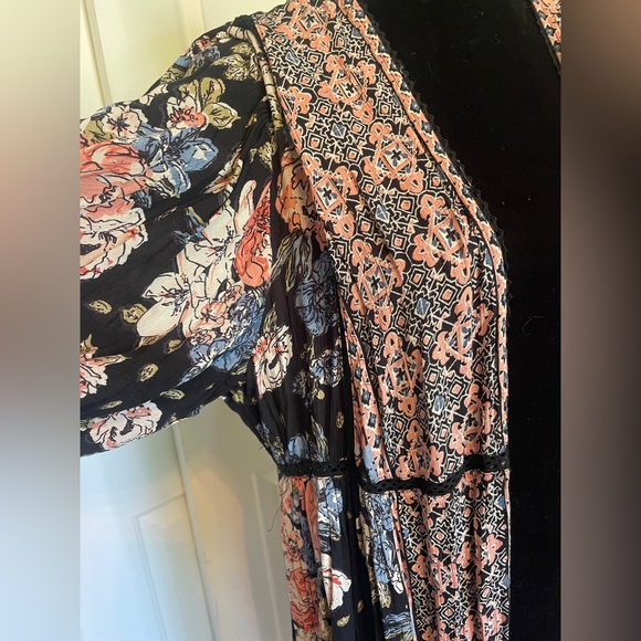 Angie Black and Floral Long Kimono Robe Duster - Size Large - Picture 4 of 7